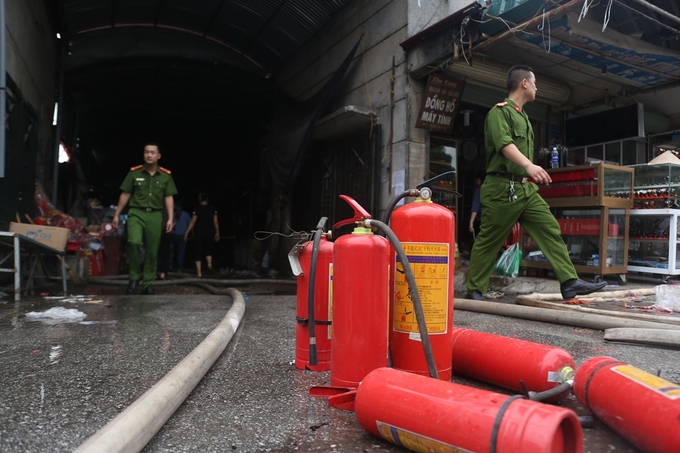 Hơn 400 người dập đám cháy ở chợ Sóc Sơn