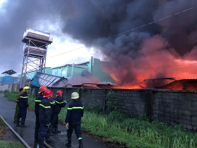 Hơn 100 cảnh sát cùng hàng chục xe nước được huy động dập đám cháy tại công ty giấy nằm trong khu công nghiệp ở Sài Gòn vào rạng sáng 9.5