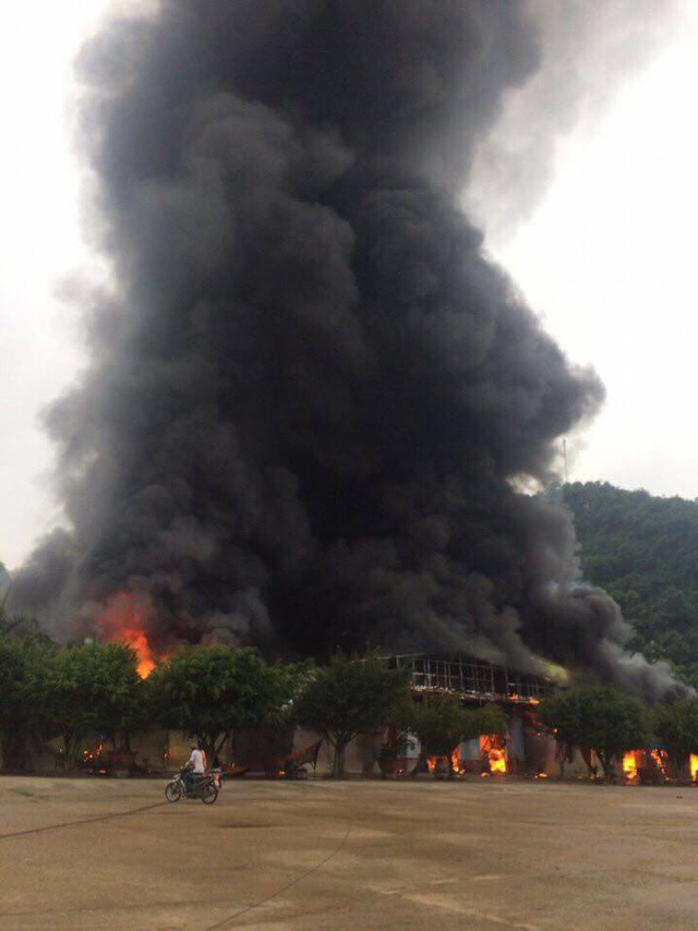 Cháy lớn tại chợ cửa khẩu Tân Thanh .